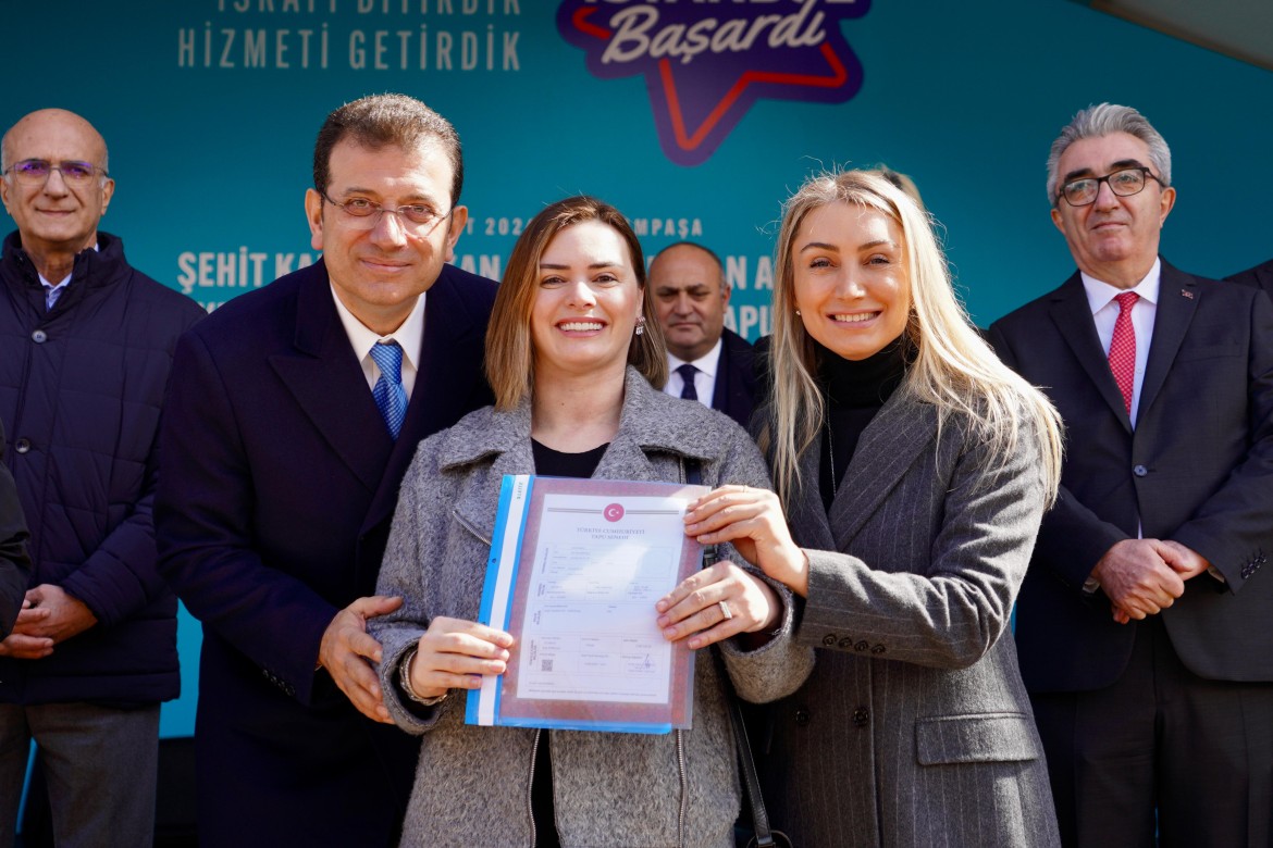 Bayrampaşa Günışığı Konutları Kentsel Dönüşüm Projesi’nde Tapu Teslim Töreni Gerçekleşti